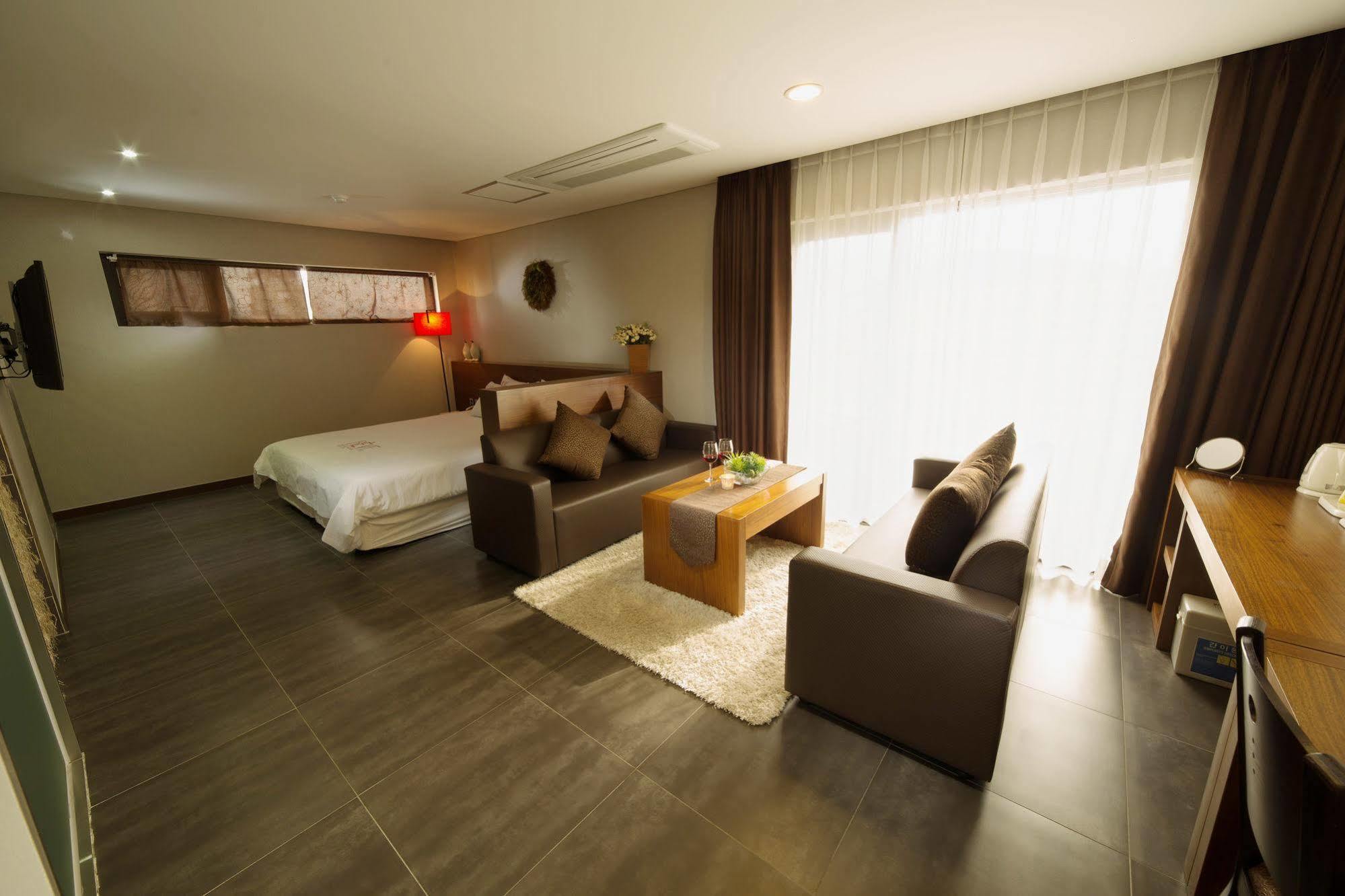 Reve Business Hotel Jeju Eksteriør billede